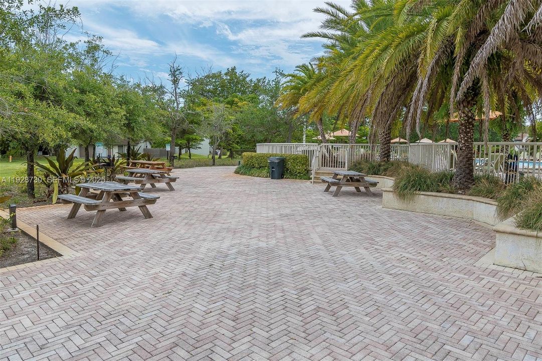 For Sale: $370,000 (2 beds, 1 baths, 1100 Square Feet)