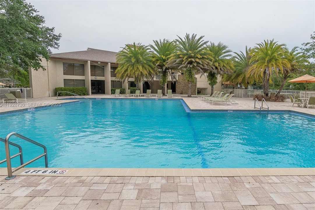 For Sale: $370,000 (2 beds, 1 baths, 1100 Square Feet)