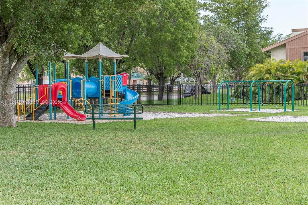 For Sale: $370,000 (2 beds, 1 baths, 1100 Square Feet)