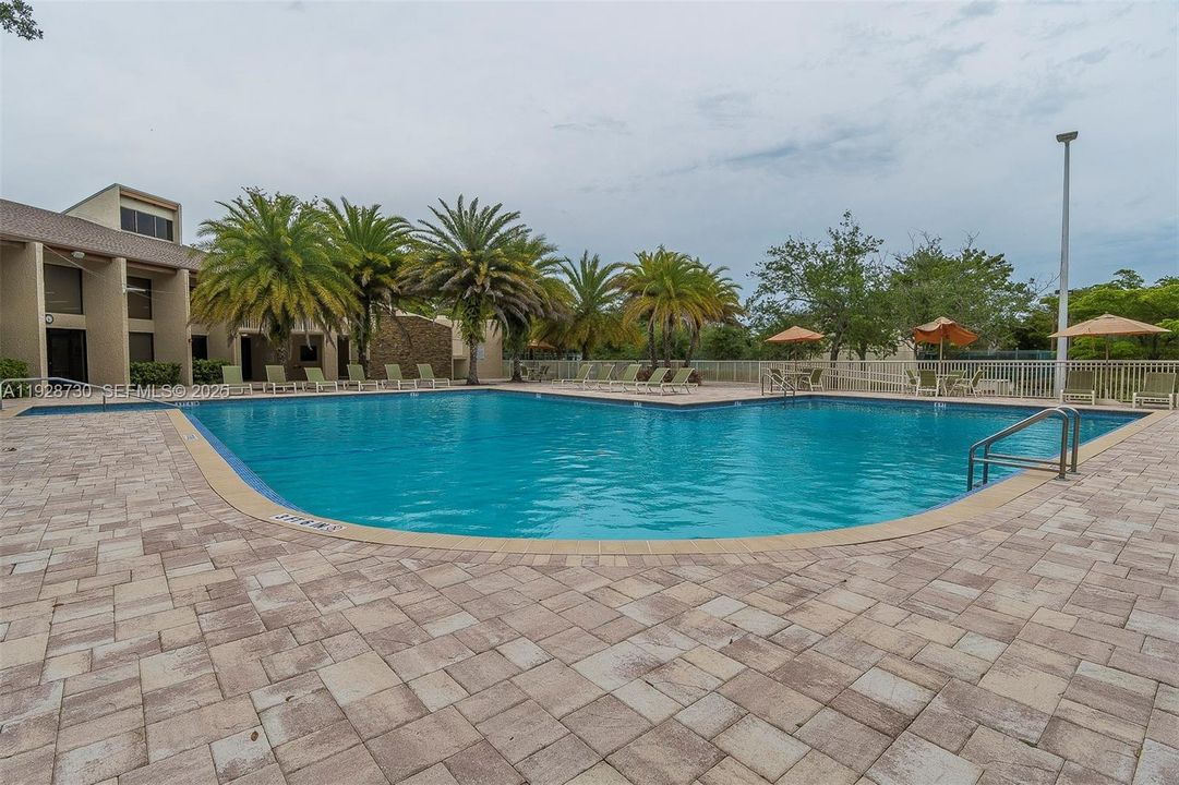 For Sale: $370,000 (2 beds, 1 baths, 1100 Square Feet)