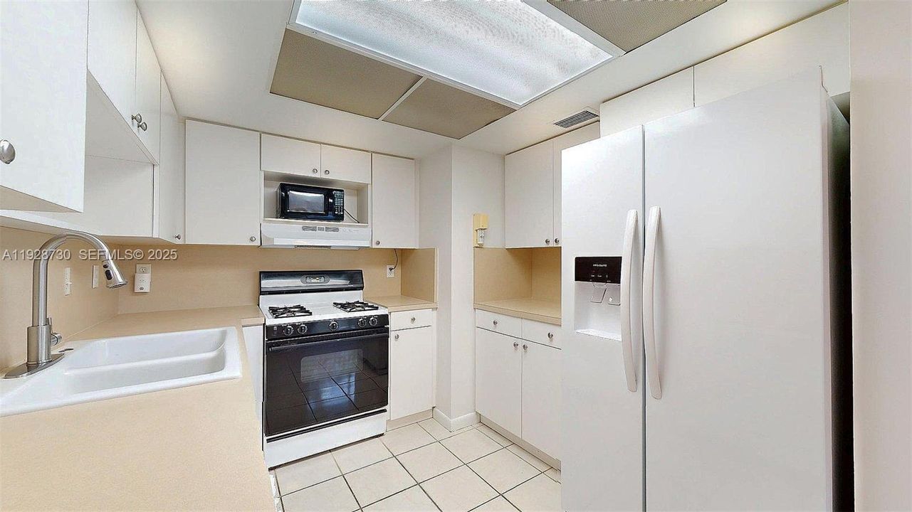 For Sale: $370,000 (2 beds, 1 baths, 1100 Square Feet)