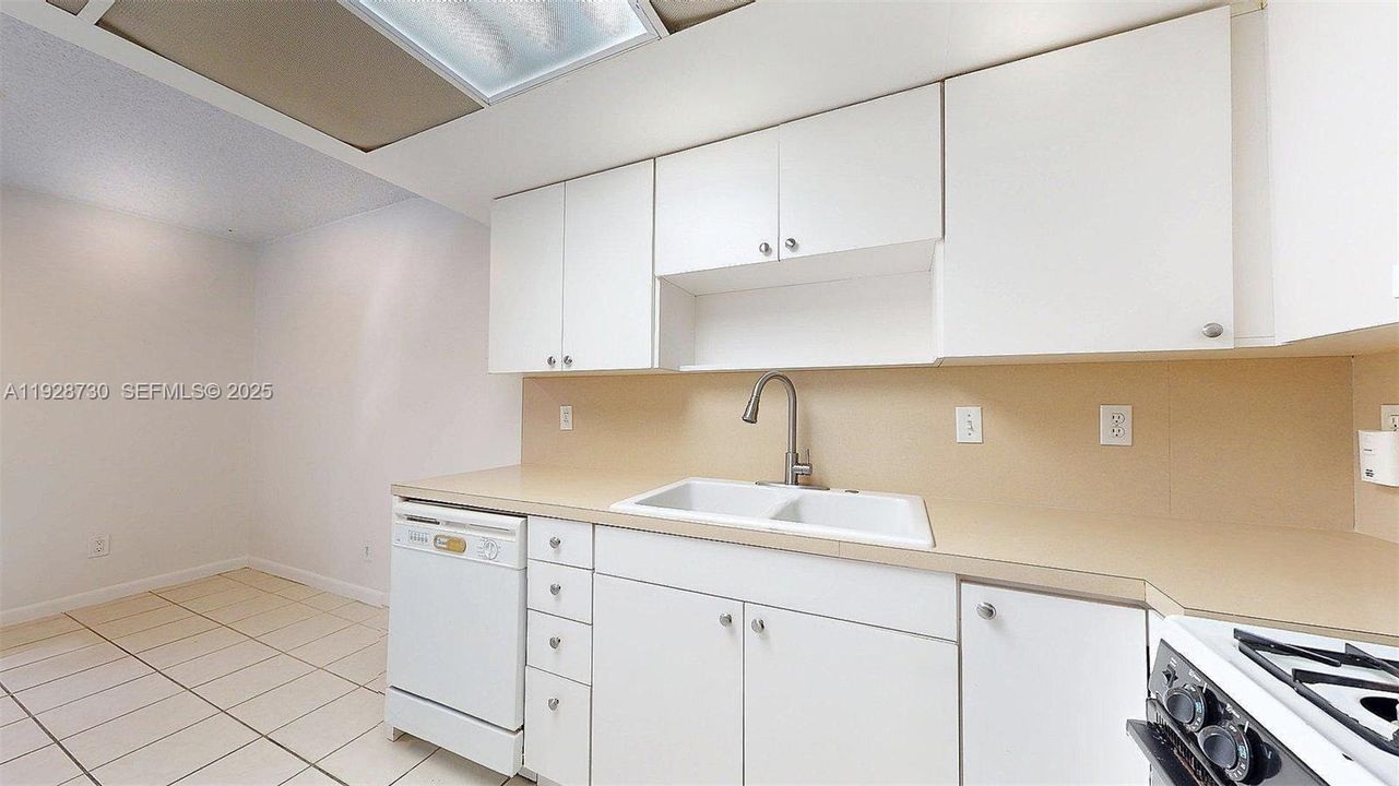 For Sale: $370,000 (2 beds, 1 baths, 1100 Square Feet)