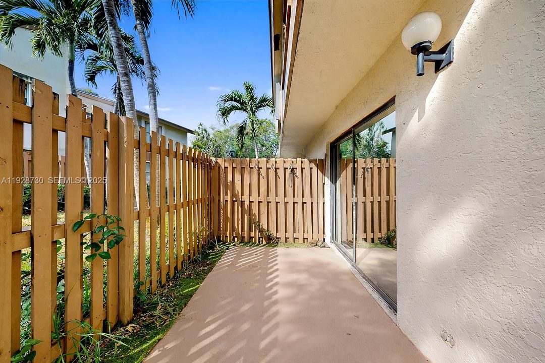 For Sale: $370,000 (2 beds, 1 baths, 1100 Square Feet)