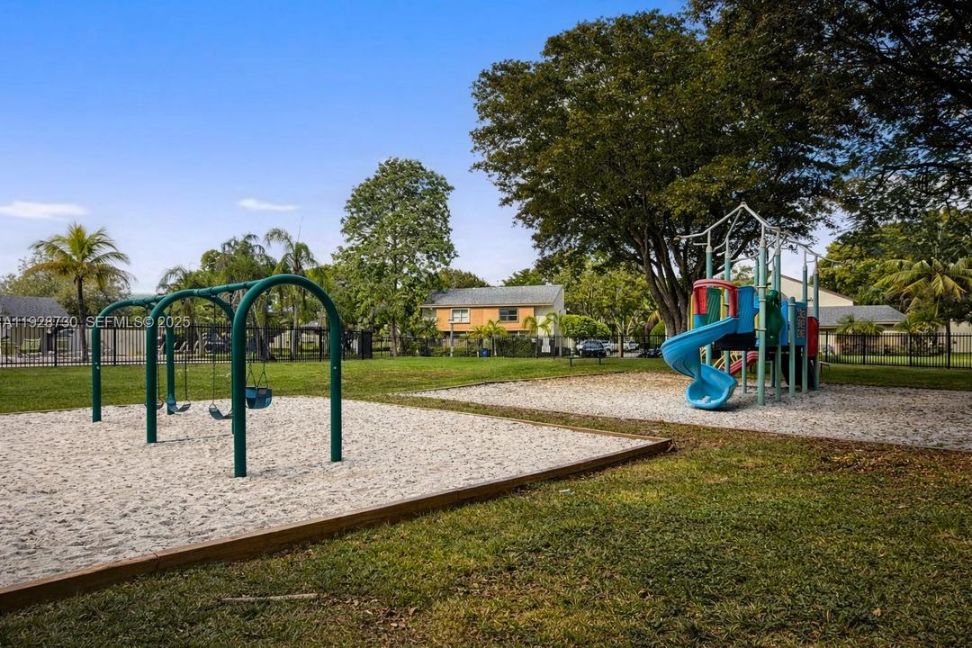 For Sale: $370,000 (2 beds, 1 baths, 1100 Square Feet)