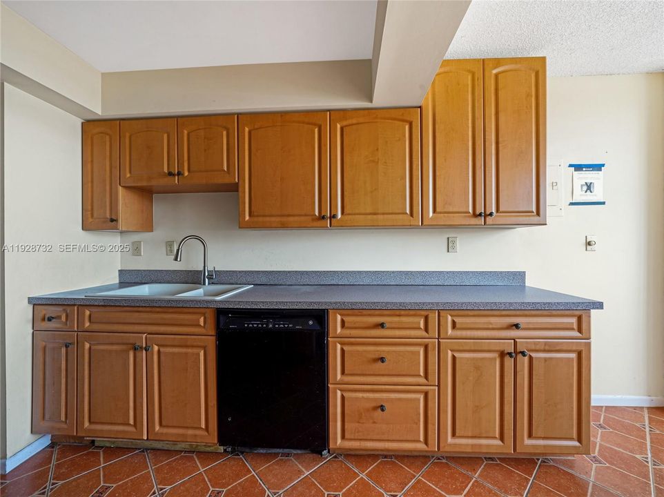 For Sale: $189,900 (1 beds, 1 baths, 1162 Square Feet)