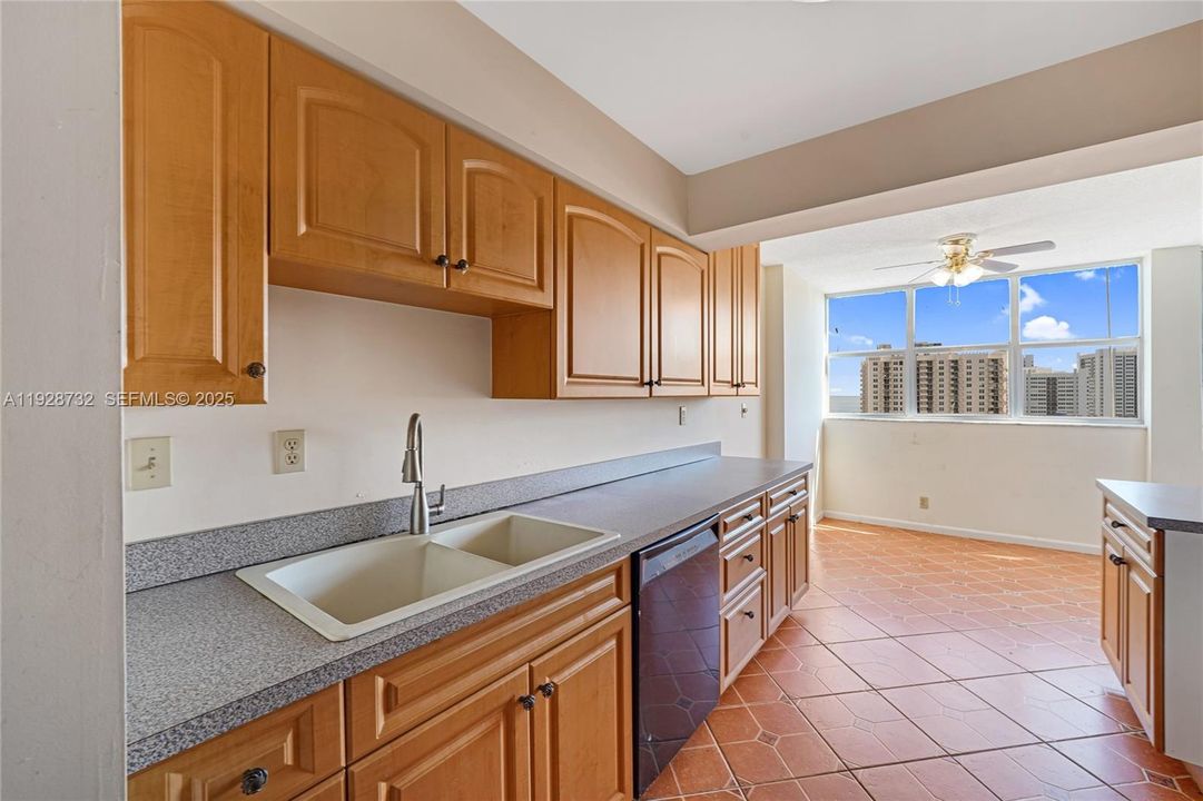 For Sale: $189,900 (1 beds, 1 baths, 1162 Square Feet)