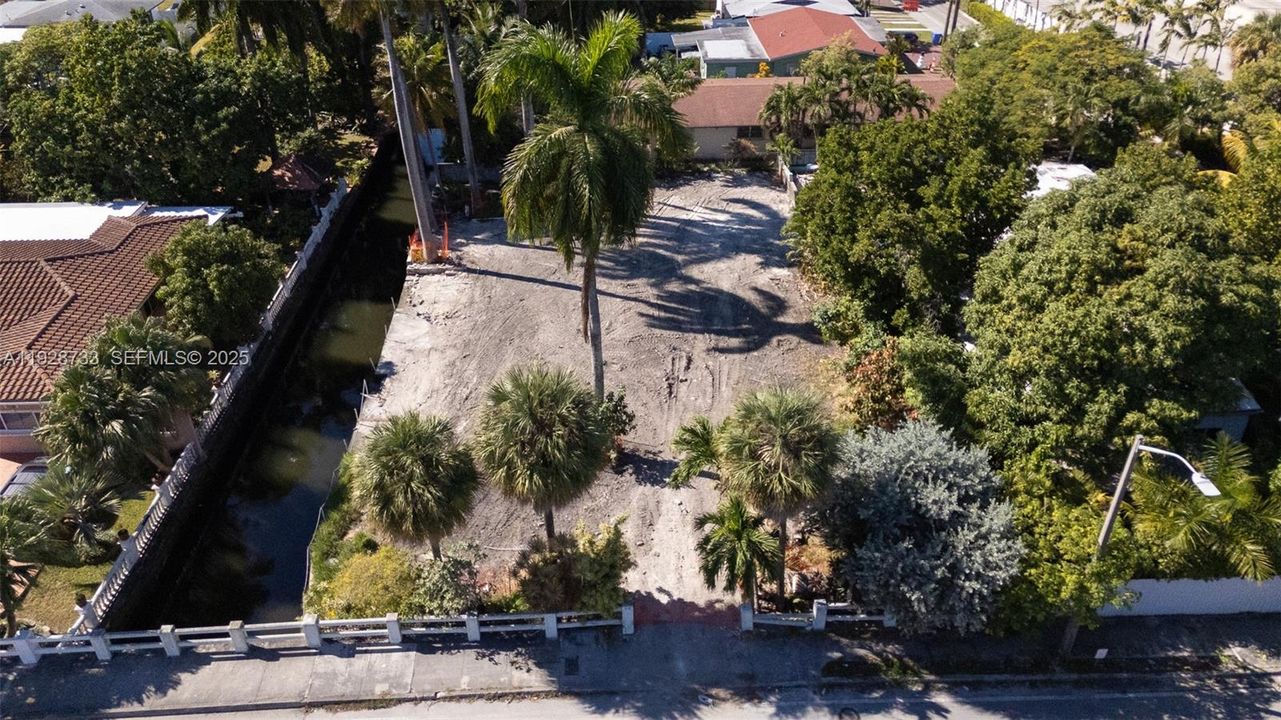 En Venta: $995,000 (0.24 acres)