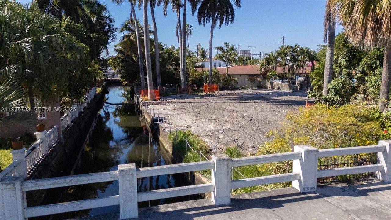 En Venta: $995,000 (0.24 acres)