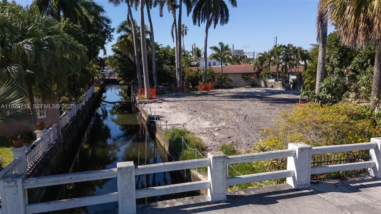 En Venta: $995,000 (0.24 acres)