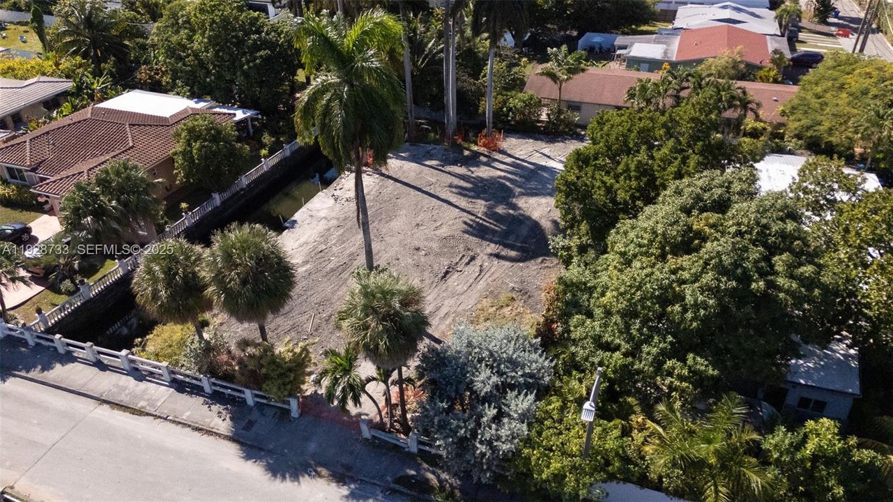 En Venta: $995,000 (0.24 acres)