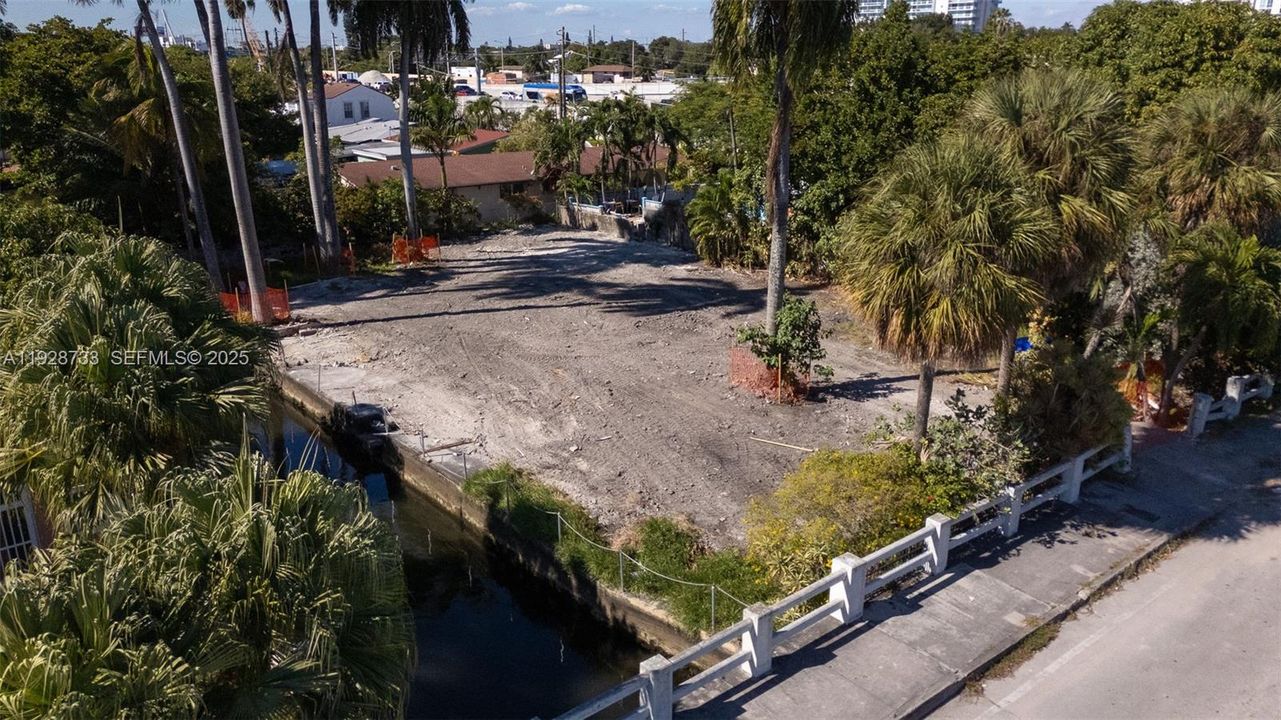 En Venta: $995,000 (0.24 acres)