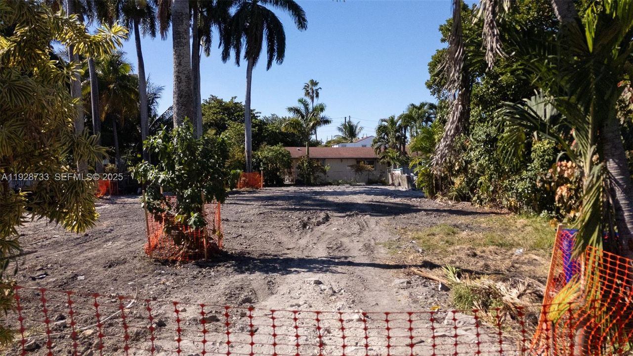 En Venta: $995,000 (0.24 acres)