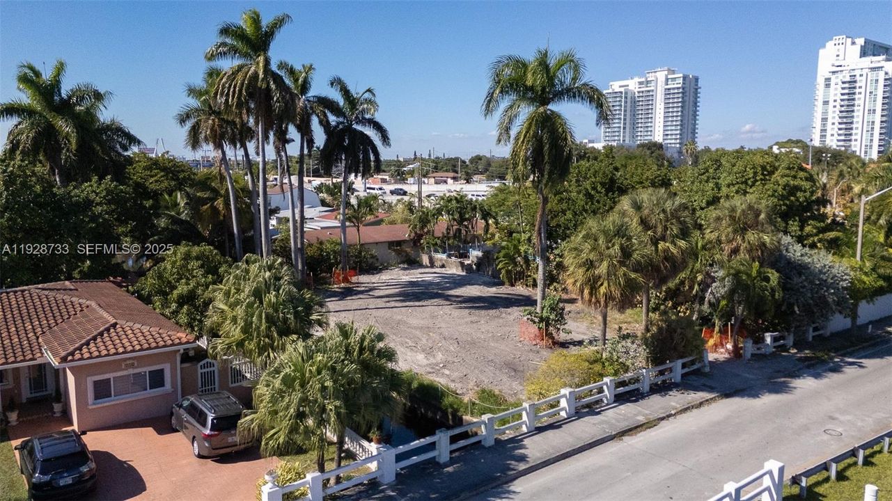 En Venta: $995,000 (0.24 acres)