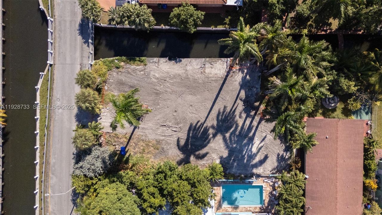 En Venta: $995,000 (0.24 acres)