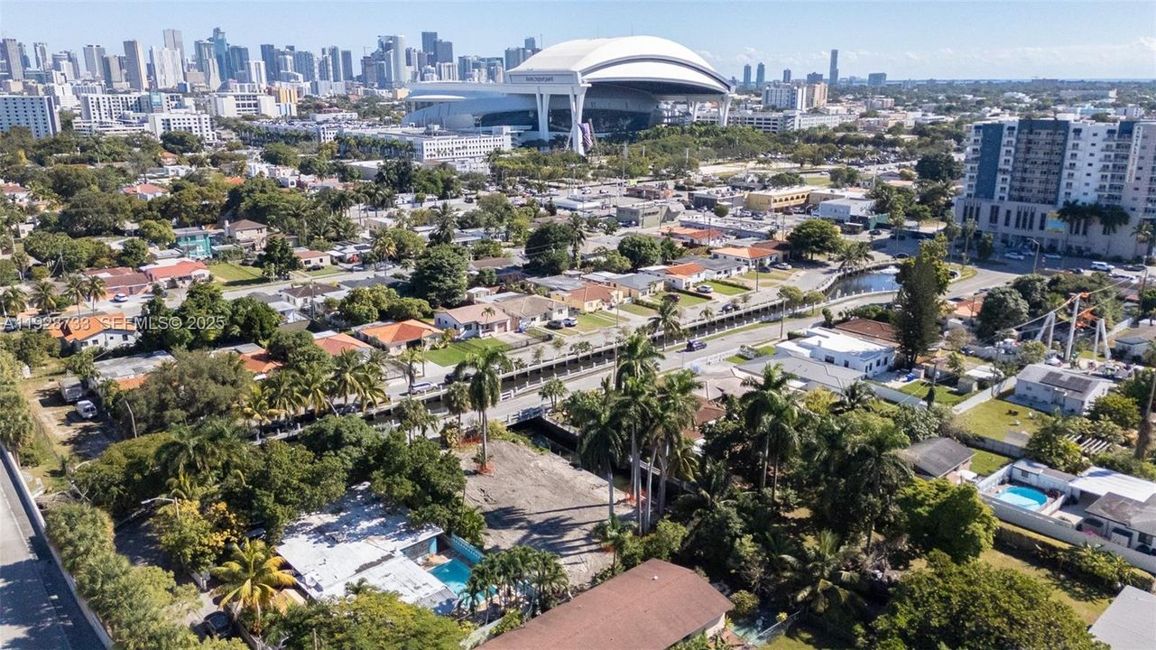 En Venta: $995,000 (0.24 acres)