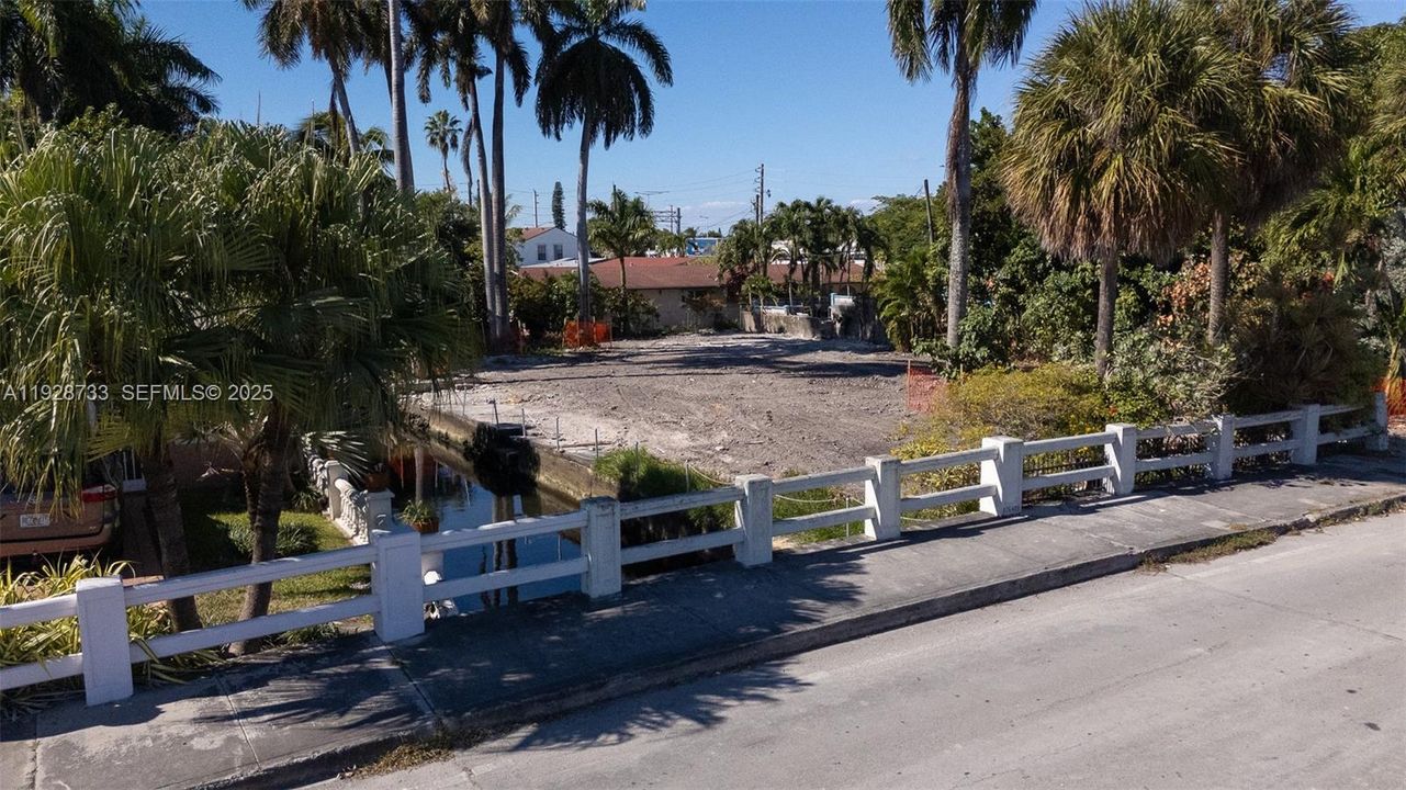 En Venta: $995,000 (0.24 acres)