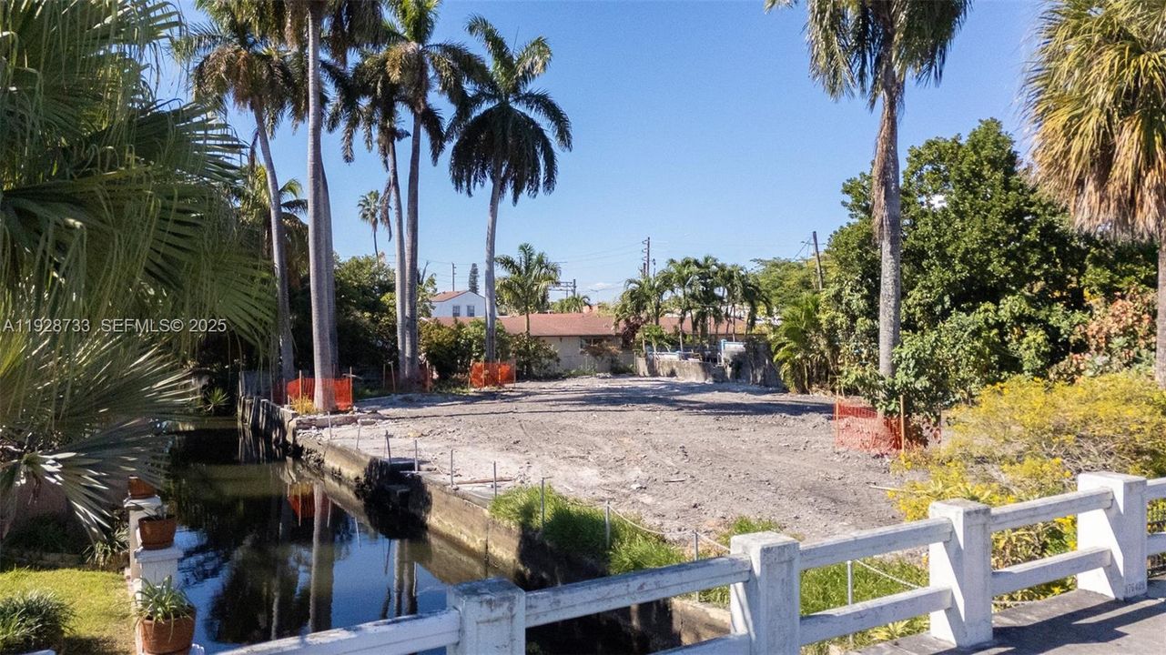 En Venta: $995,000 (0.24 acres)