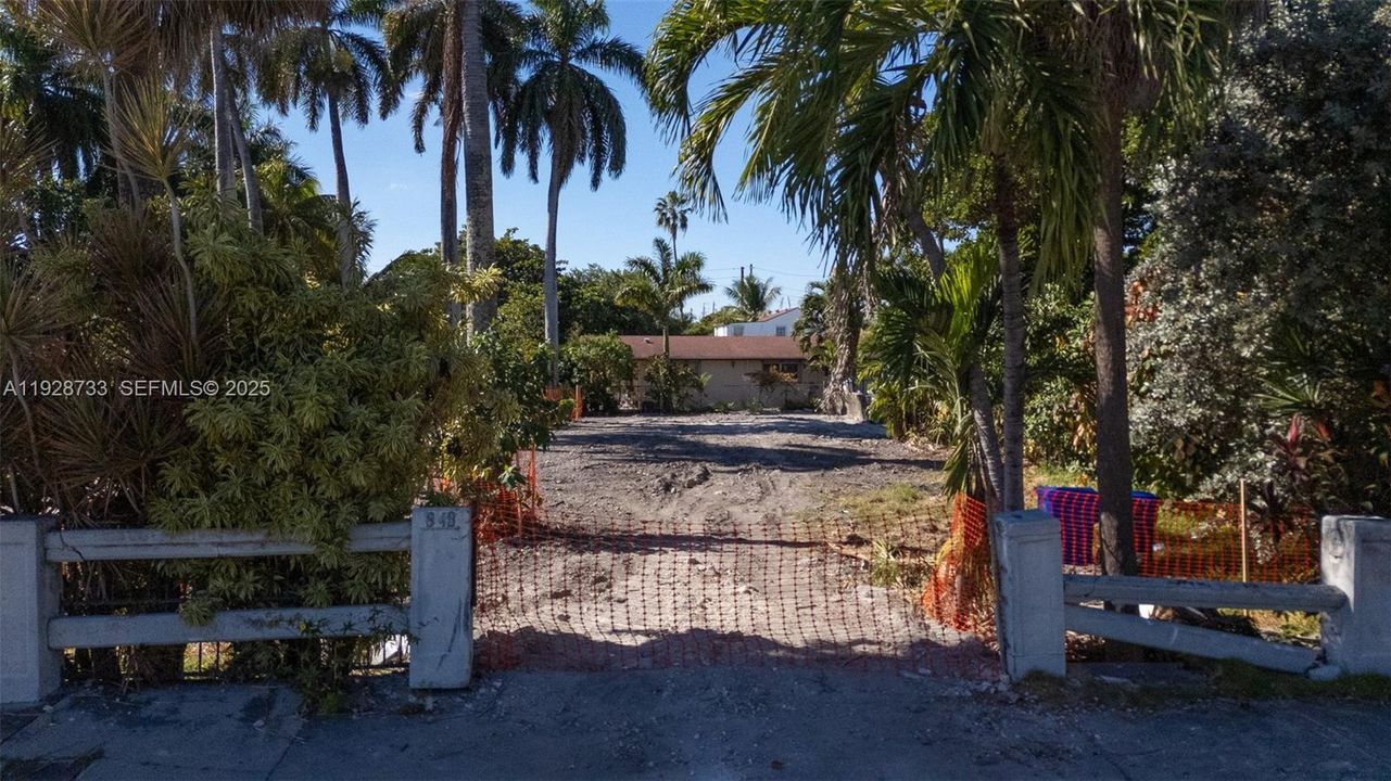 En Venta: $995,000 (0.24 acres)