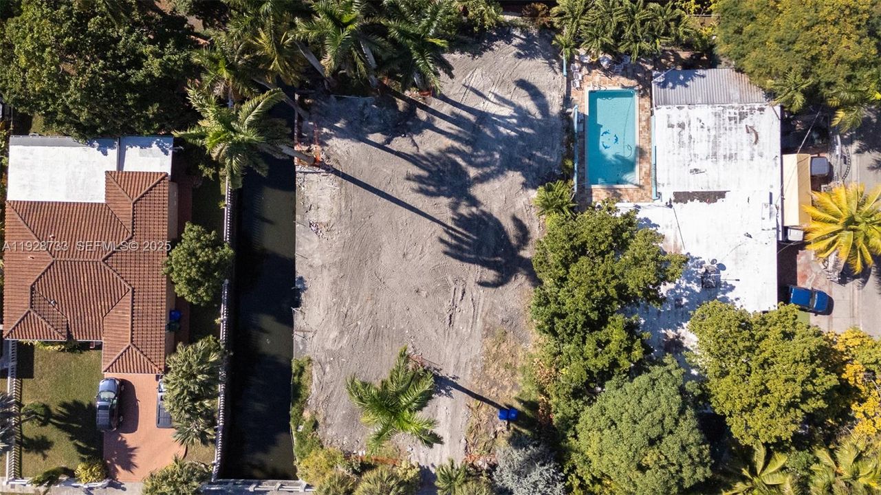 En Venta: $995,000 (0.24 acres)