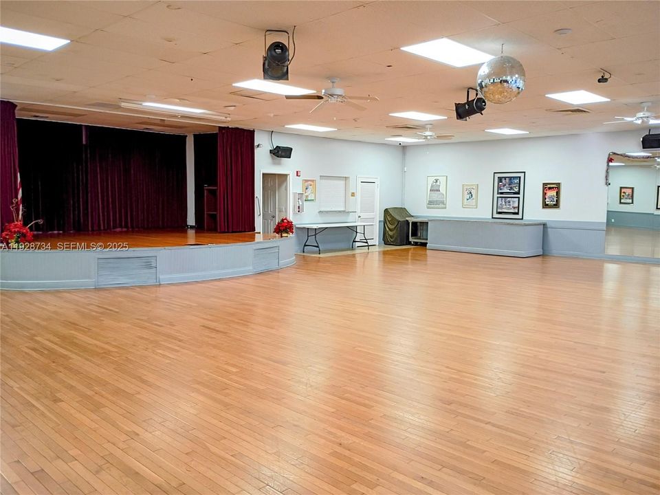 For Sale: $119,000 (1 beds, 1 baths, 710 Square Feet)