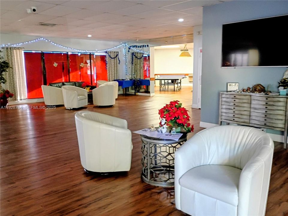 For Sale: $119,000 (1 beds, 1 baths, 710 Square Feet)