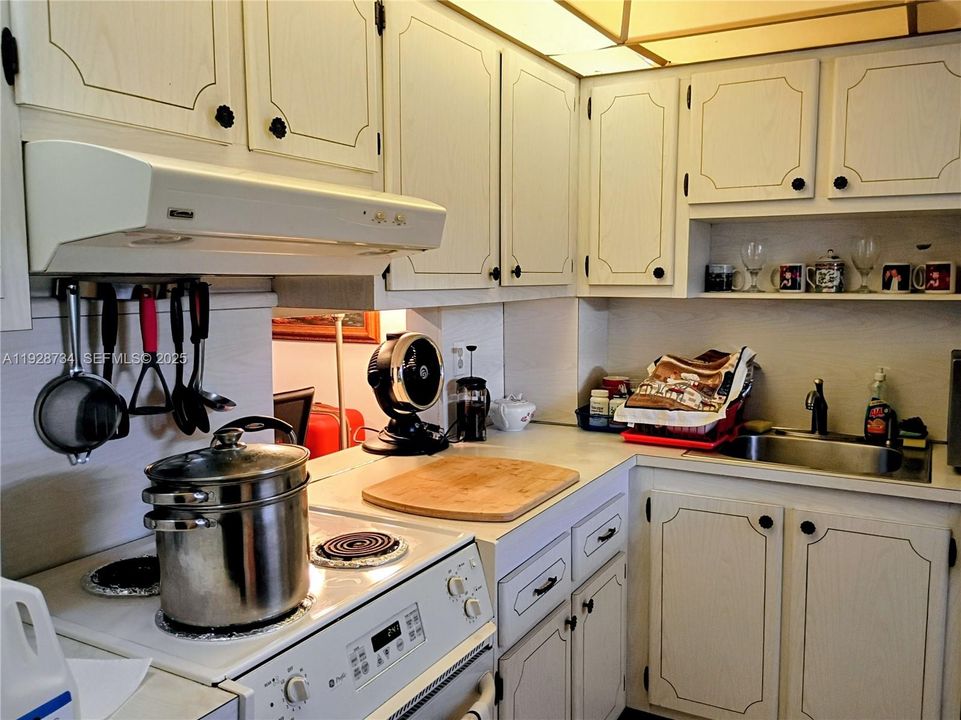 For Sale: $119,000 (1 beds, 1 baths, 710 Square Feet)