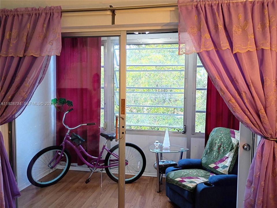 For Sale: $119,000 (1 beds, 1 baths, 710 Square Feet)