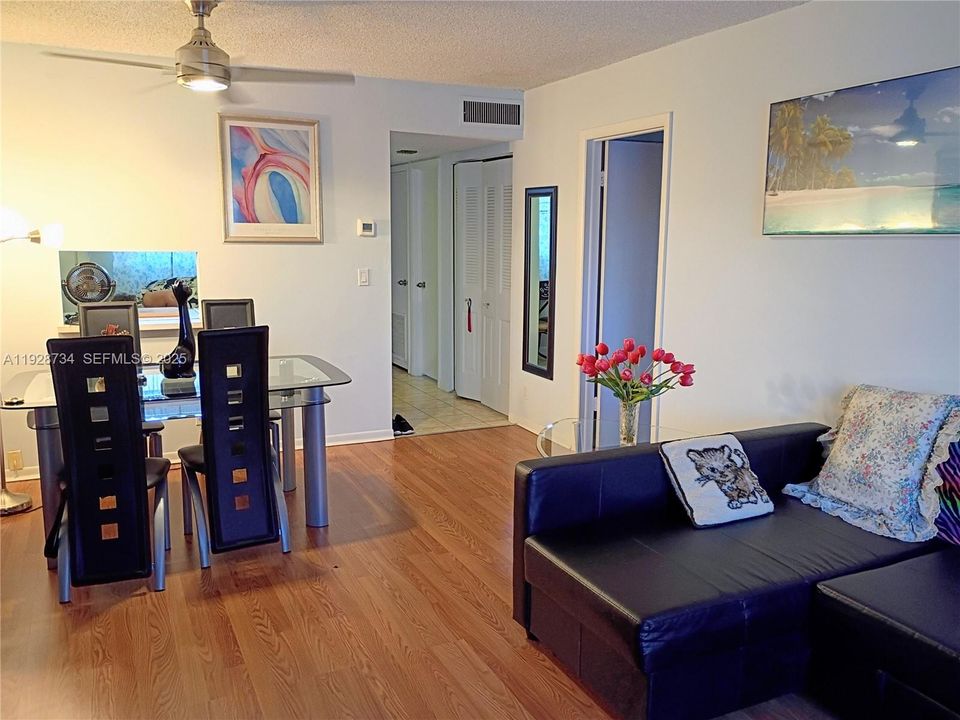 For Sale: $119,000 (1 beds, 1 baths, 710 Square Feet)