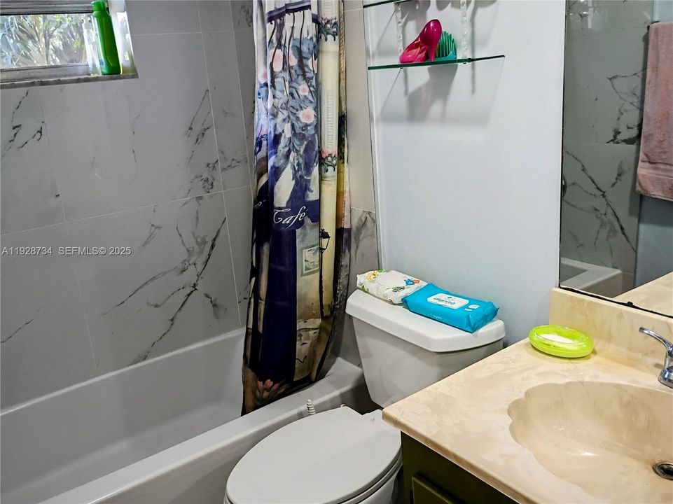 For Sale: $119,000 (1 beds, 1 baths, 710 Square Feet)