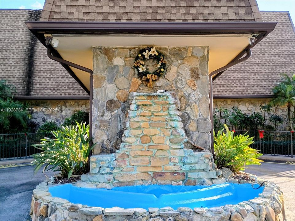 For Sale: $119,000 (1 beds, 1 baths, 710 Square Feet)