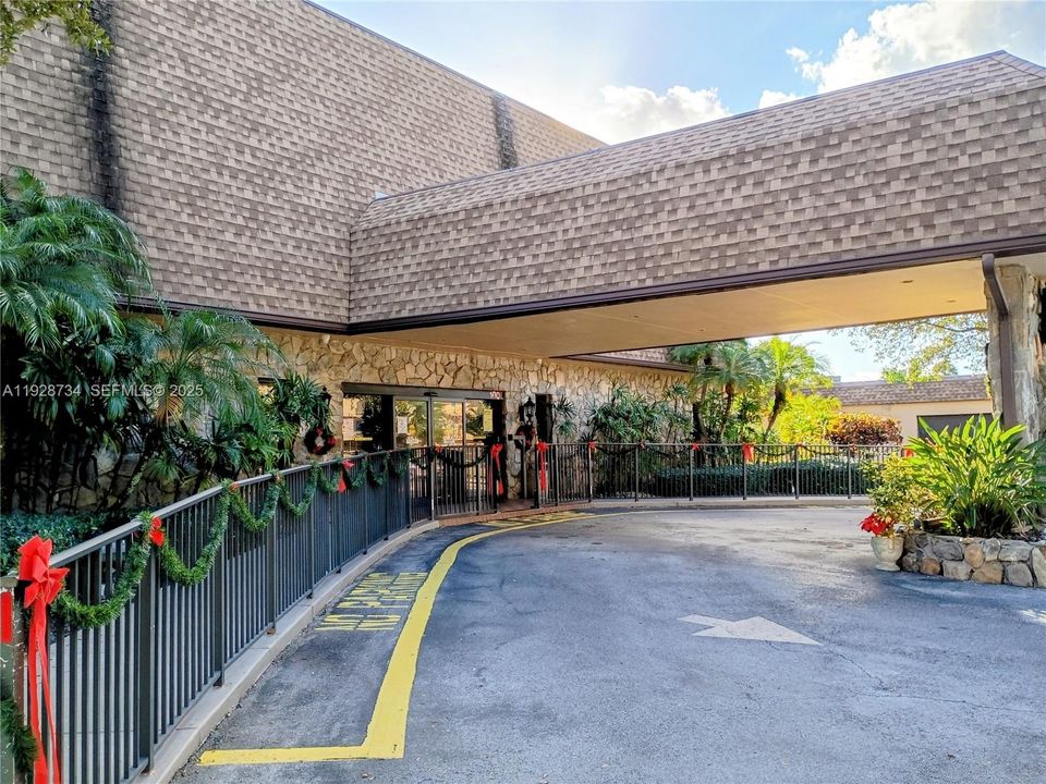 For Sale: $119,000 (1 beds, 1 baths, 710 Square Feet)