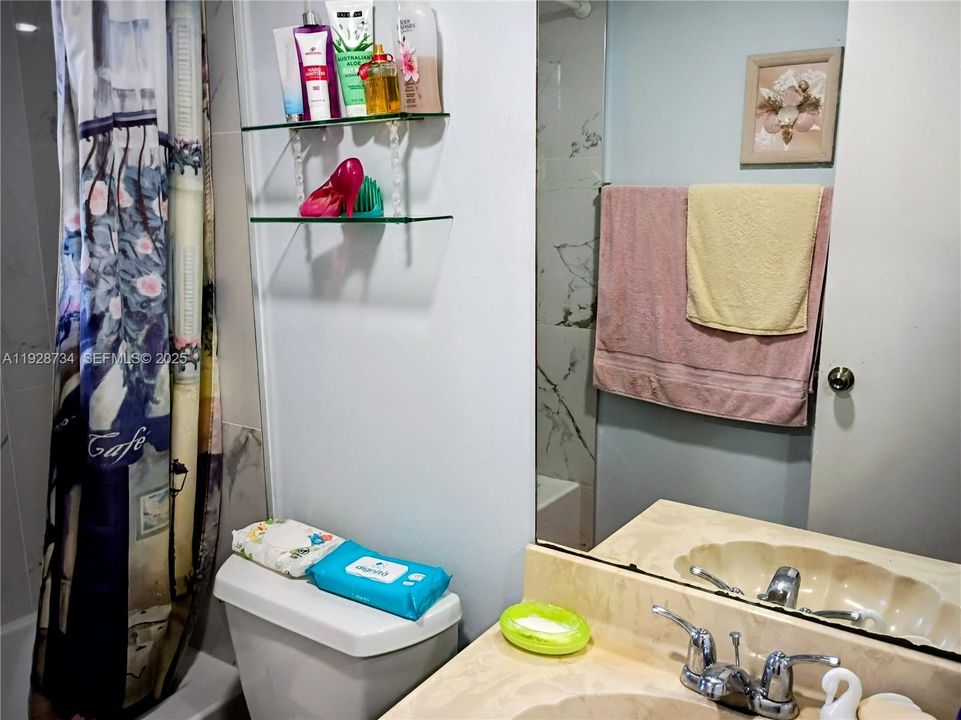 For Sale: $119,000 (1 beds, 1 baths, 710 Square Feet)