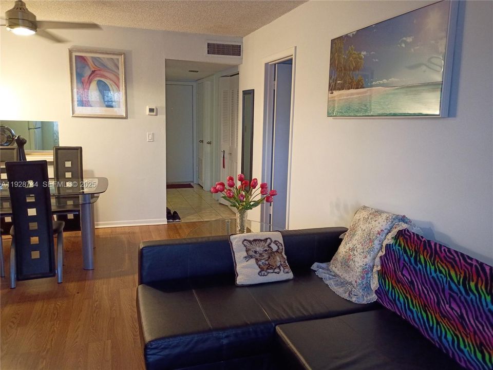 For Sale: $119,000 (1 beds, 1 baths, 710 Square Feet)