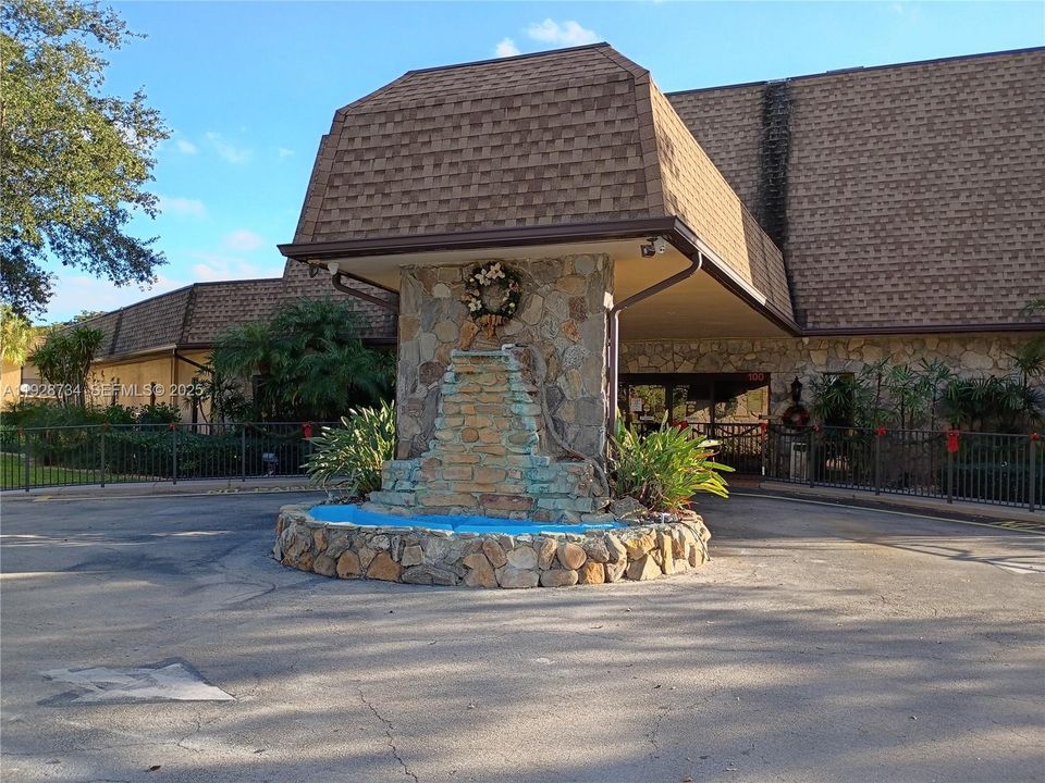 For Sale: $119,000 (1 beds, 1 baths, 710 Square Feet)