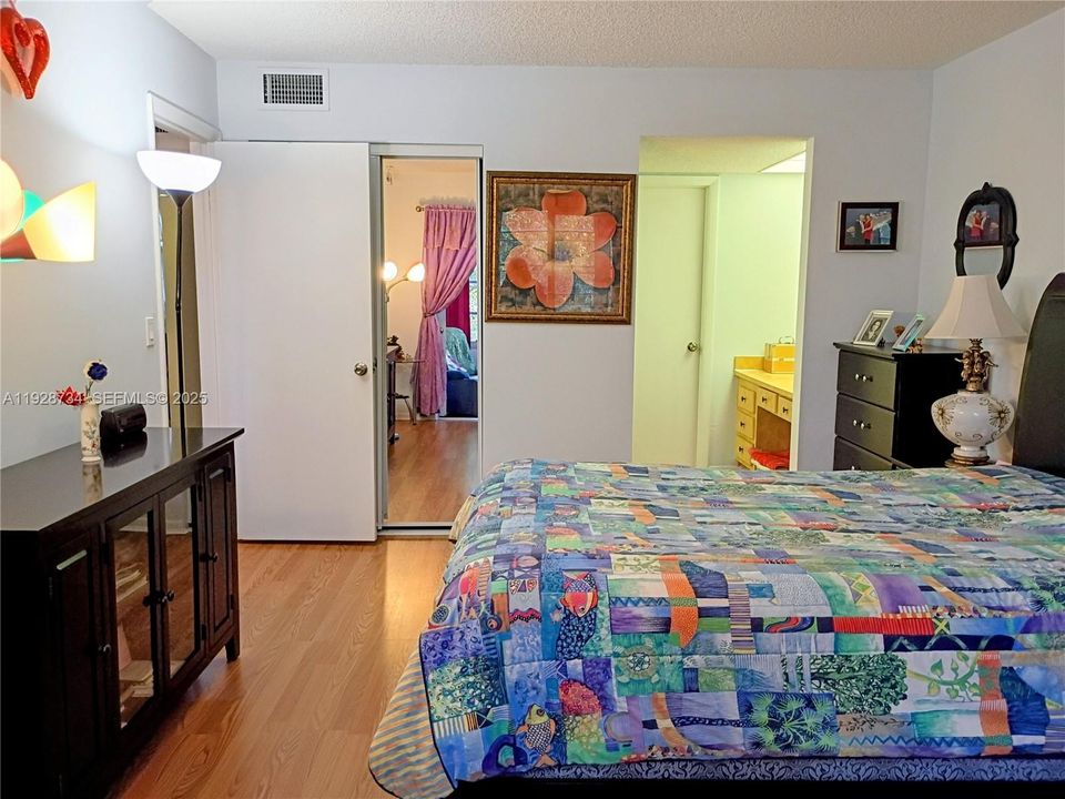 For Sale: $119,000 (1 beds, 1 baths, 710 Square Feet)