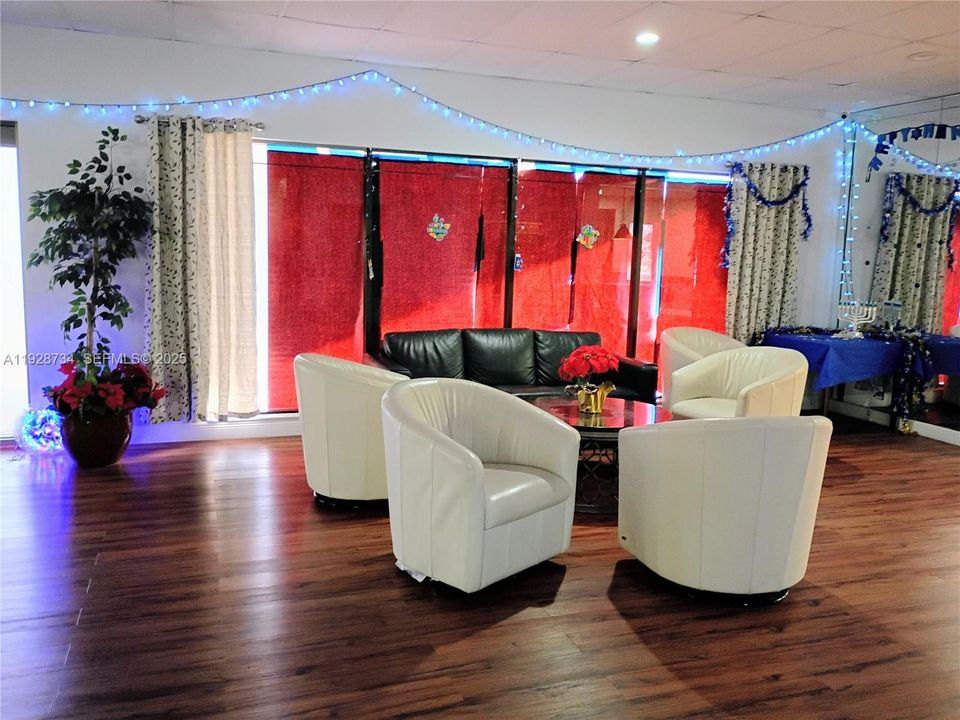 For Sale: $119,000 (1 beds, 1 baths, 710 Square Feet)