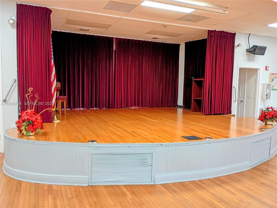 For Sale: $119,000 (1 beds, 1 baths, 710 Square Feet)