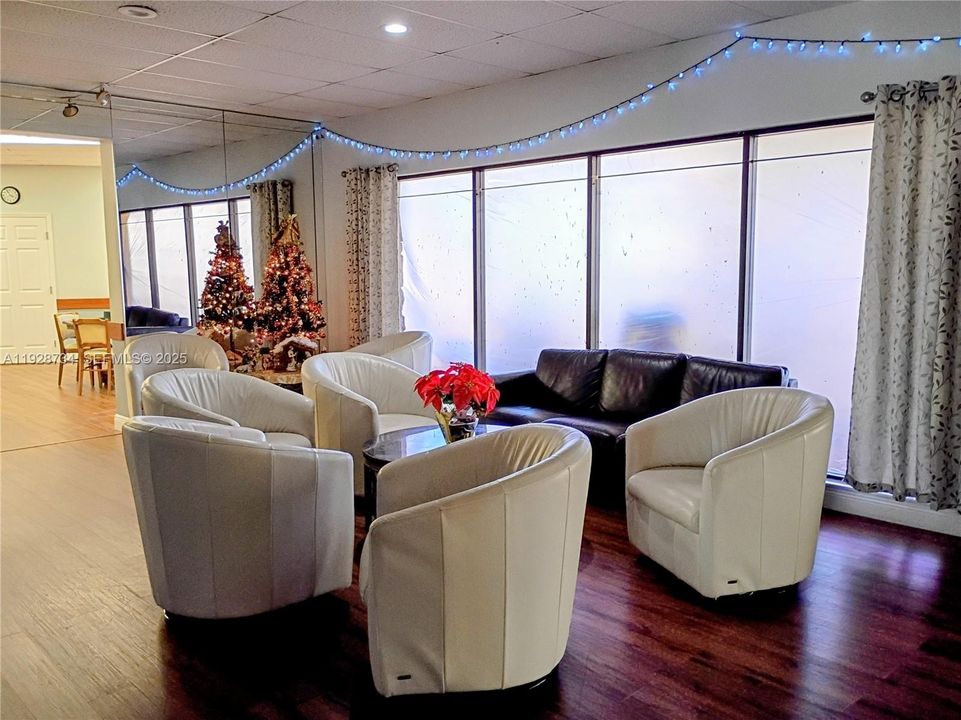 For Sale: $119,000 (1 beds, 1 baths, 710 Square Feet)