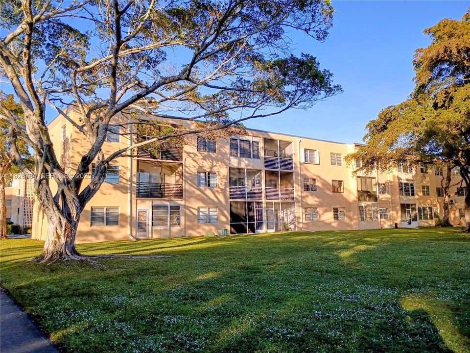 For Sale: $119,000 (1 beds, 1 baths, 710 Square Feet)