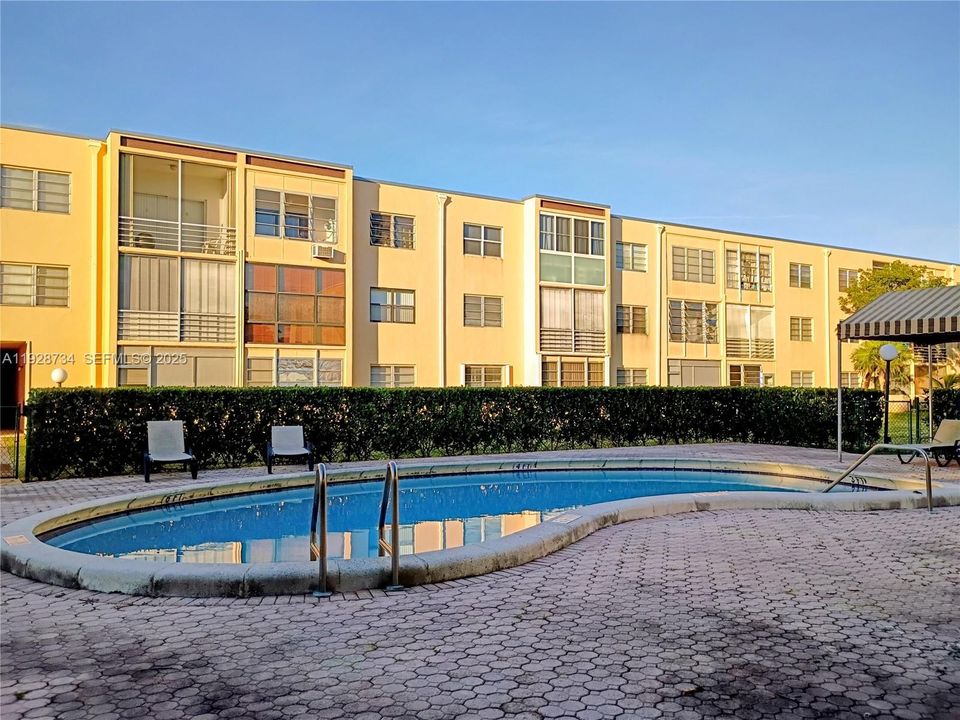 For Sale: $119,000 (1 beds, 1 baths, 710 Square Feet)