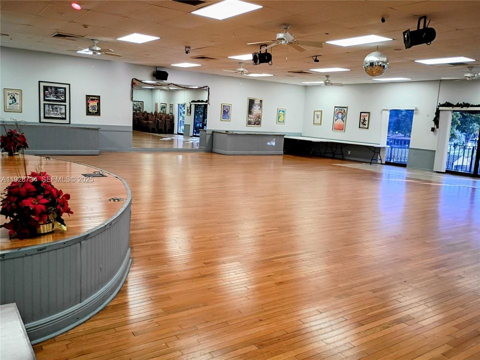 For Sale: $119,000 (1 beds, 1 baths, 710 Square Feet)