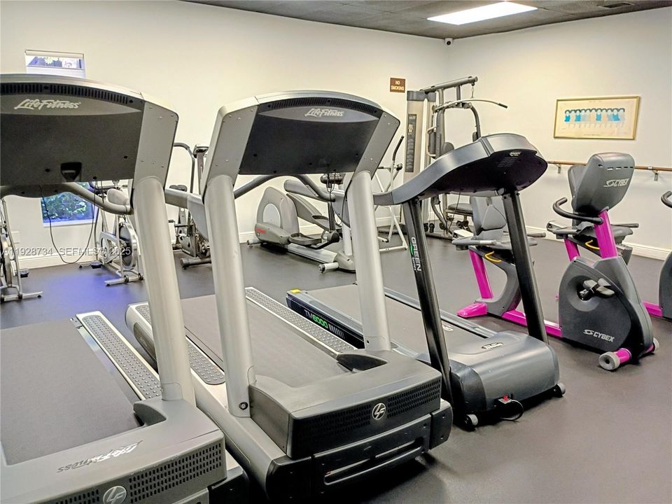 For Sale: $119,000 (1 beds, 1 baths, 710 Square Feet)