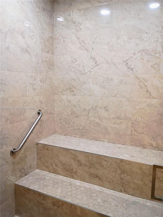 For Sale: $119,000 (1 beds, 1 baths, 710 Square Feet)