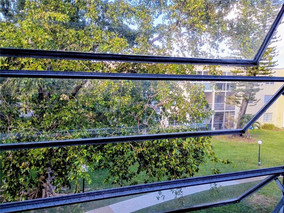 For Sale: $119,000 (1 beds, 1 baths, 710 Square Feet)