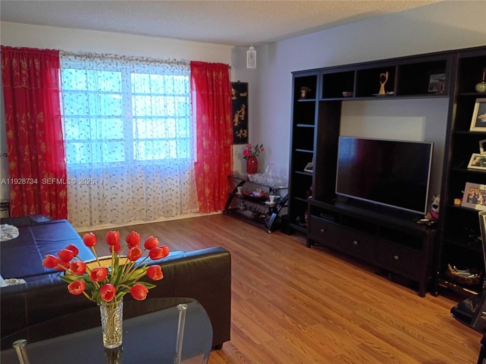 For Sale: $119,000 (1 beds, 1 baths, 710 Square Feet)