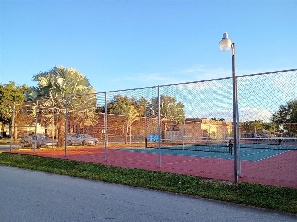 For Sale: $119,000 (1 beds, 1 baths, 710 Square Feet)