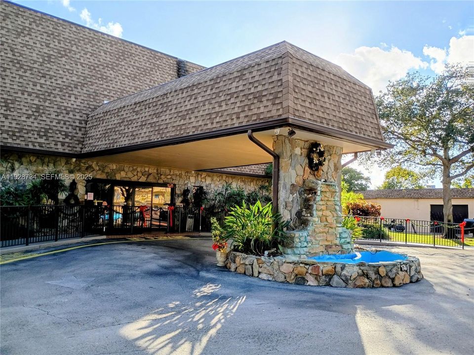 For Sale: $119,000 (1 beds, 1 baths, 710 Square Feet)