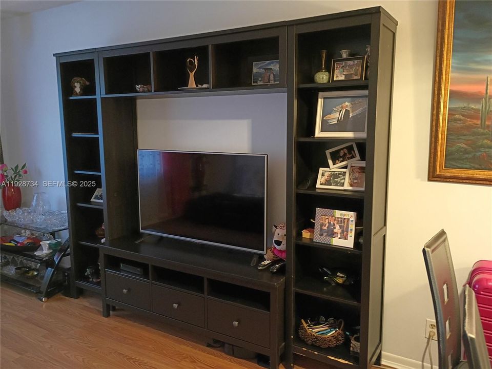 For Sale: $119,000 (1 beds, 1 baths, 710 Square Feet)