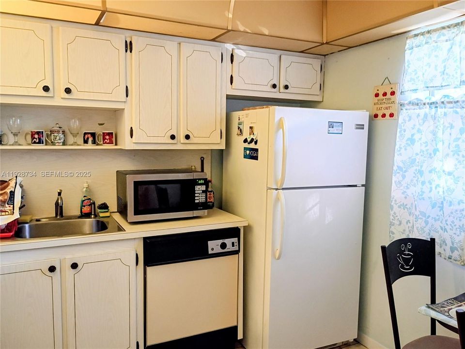 For Sale: $119,000 (1 beds, 1 baths, 710 Square Feet)