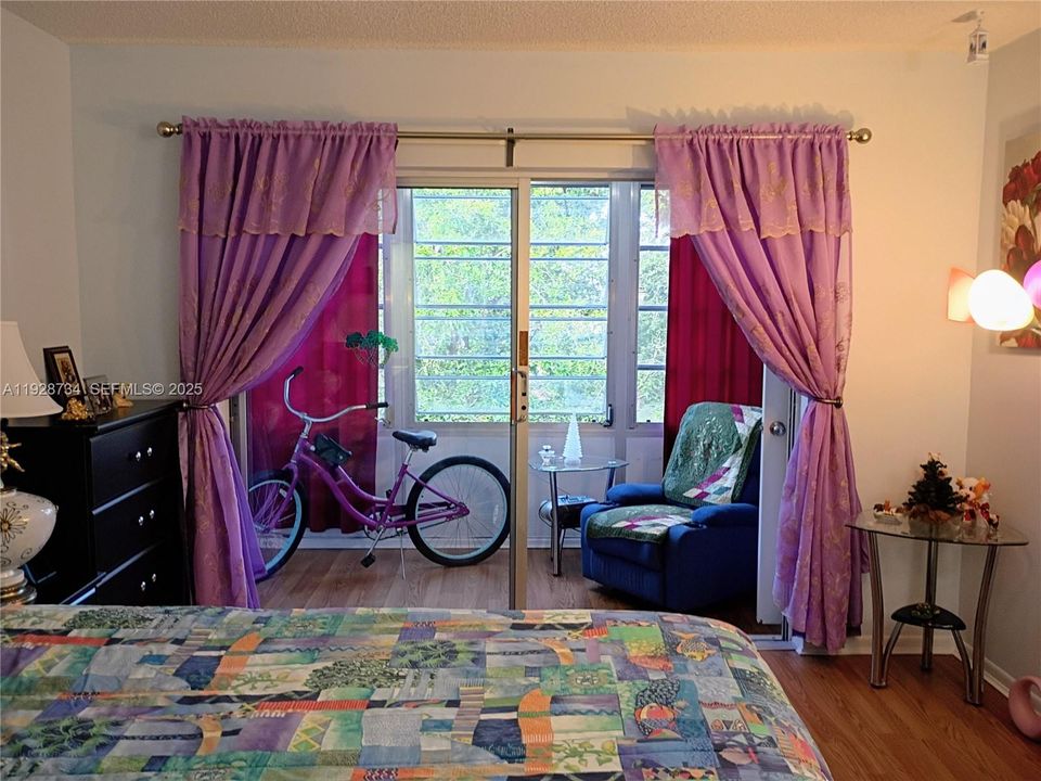 For Sale: $119,000 (1 beds, 1 baths, 710 Square Feet)